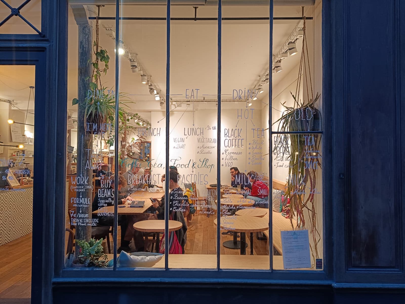Vitrine et carte manuscrite du Cofftea le soir, coffee shop Paris 5