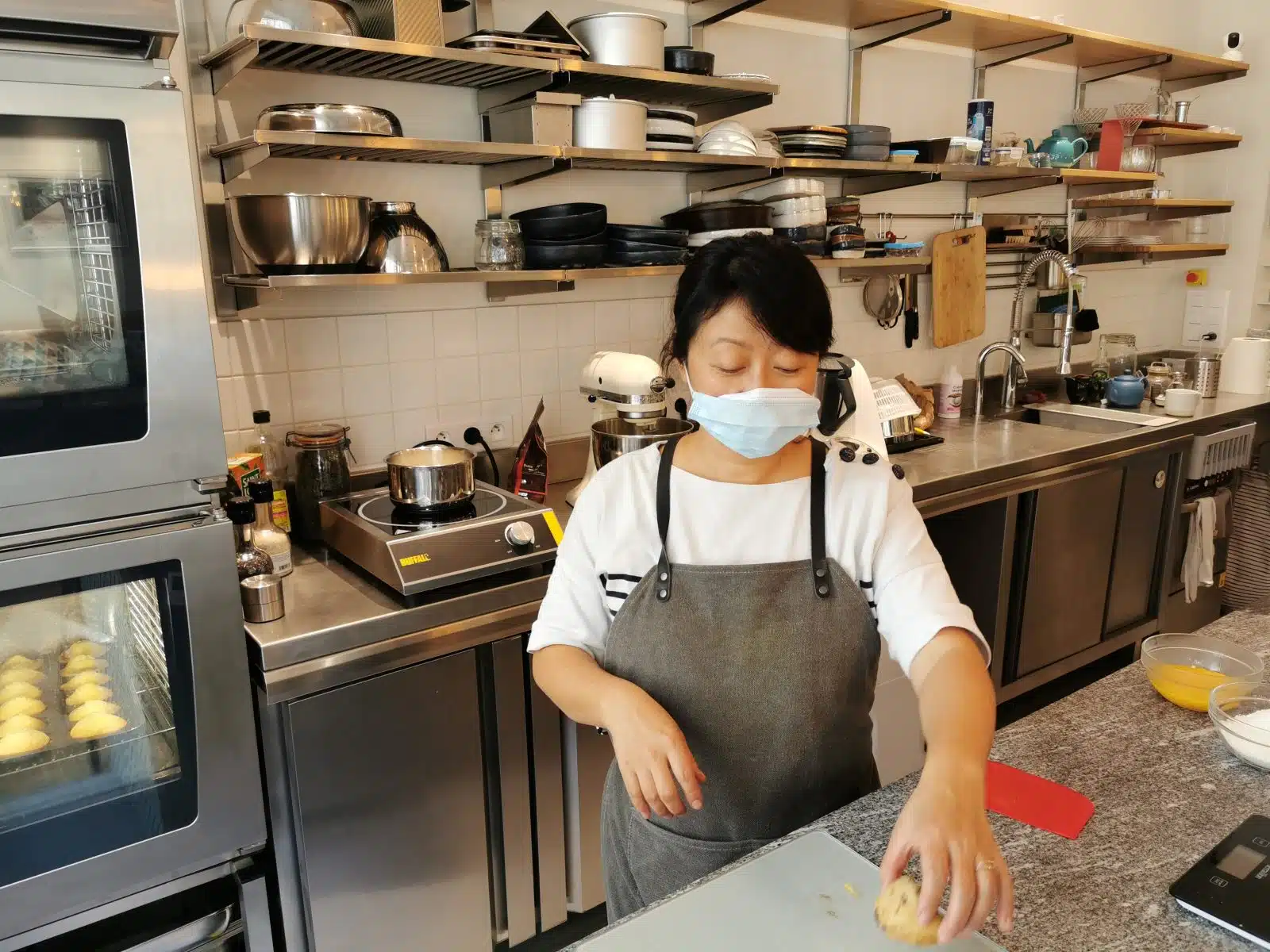 Xin en cuisine, préparation pâtissière chez Cofftea Paris 5
